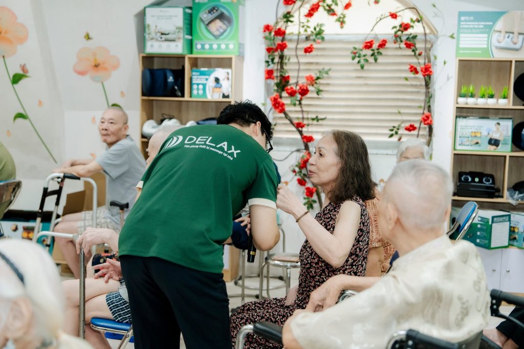Người cao tuổi tham gia chương trình chăm sóc sức khỏe DELAX