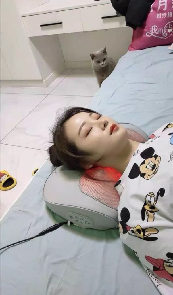 GỐI MASSAGE CỔ VAI GÁY DELAX TỐT NHẤT 